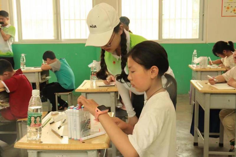 组织志愿者走进西平县的乡村学校开展艺术支教2.jpg