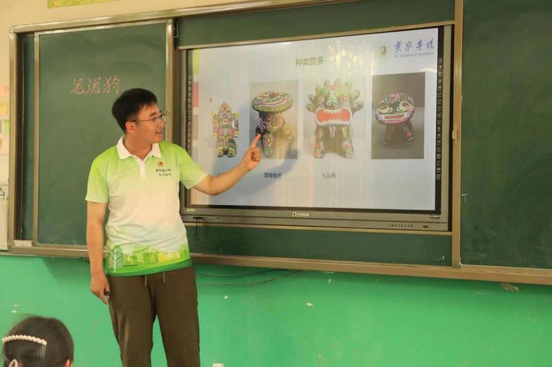 组织志愿者走进西平县的乡村学校开展科技支教.jpg