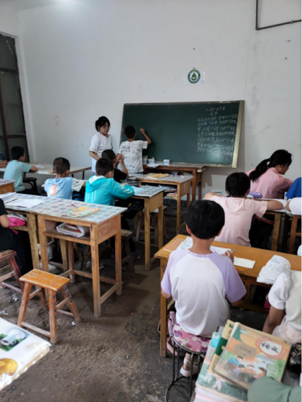 “萤火虫”教育助学活动照片（2）.png