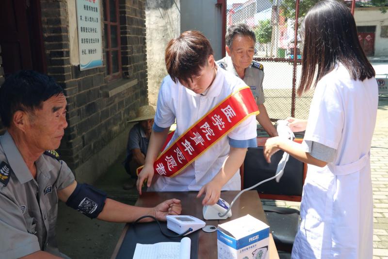 “七彩虹”医疗志愿服务队“传医助人实践志愿服务项目”_副本.jpg