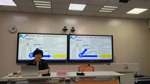 周华丽19日上午.jpg